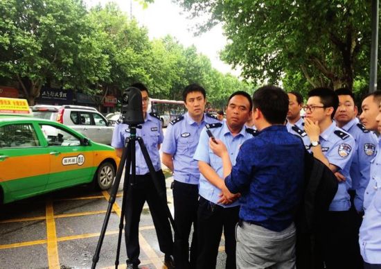 西安投入百余台布控球 抓拍 车不让人