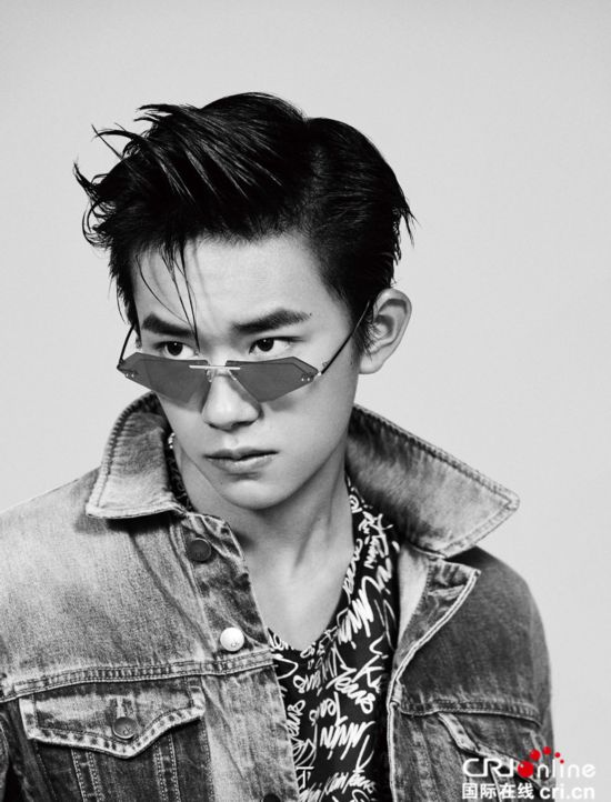 易烊千玺视觉冲击大片曝光 演绎高级质感时尚