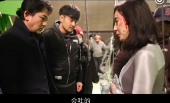 杨幂拍戏高空下坠受伤浑身是血 成龙赞其敬业