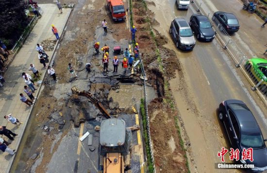 南昌一路面发生塌陷 导致地下供水管爆裂