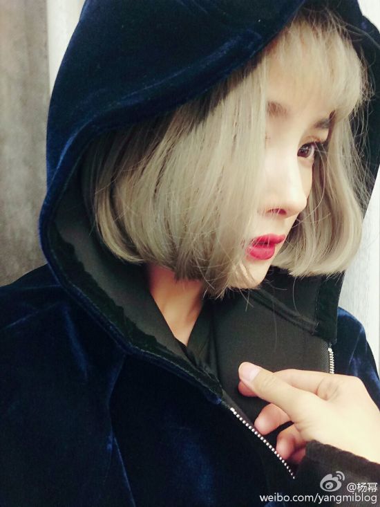 杨幂晒照狂卖萌凹造型 杨幂自拍有个特别习惯