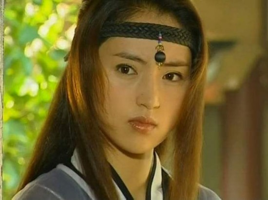 《雪花女神龙》董璇饰演女神龙,她有著一张冰冷的面孔,传说,只有