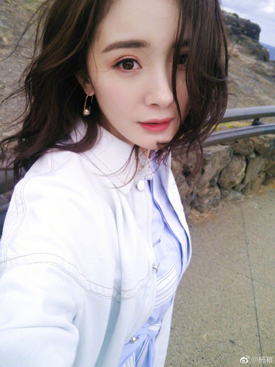 杨幂晒照狂卖萌凹造型 杨幂自拍有个特别习惯