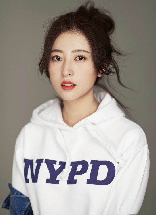 周雨彤运动风大片曝光 俏皮随性活力十足--江西频道--人民网