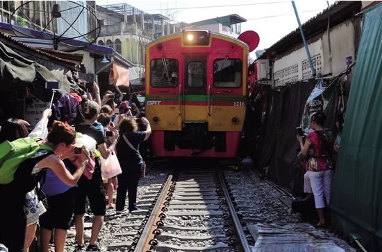 泰国最牛铁道市场:火车穿梭集市 摊主淡定摆摊