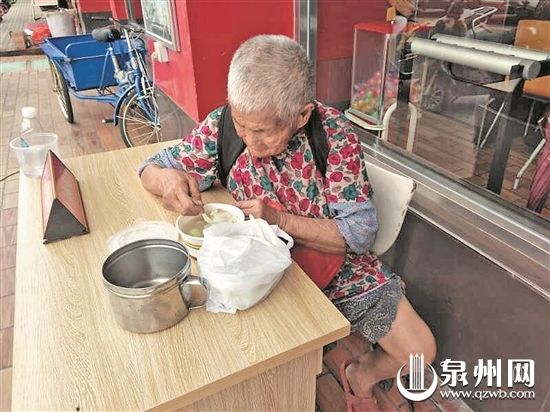 江门两高中生每天为流浪阿婆买饭每顿12元已泉州普通高中职一图片