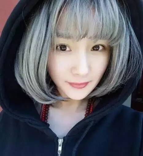 洗一洗睡一晚就又会恢复原有发色了不过今年好像真的很流行奶奶