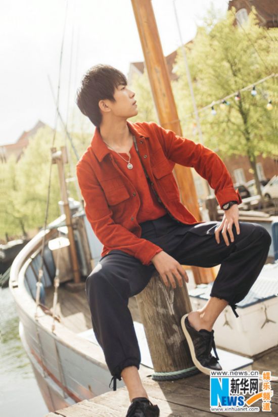 易烊千玺丹麦街拍大片 浪漫北欧风引燃今夏