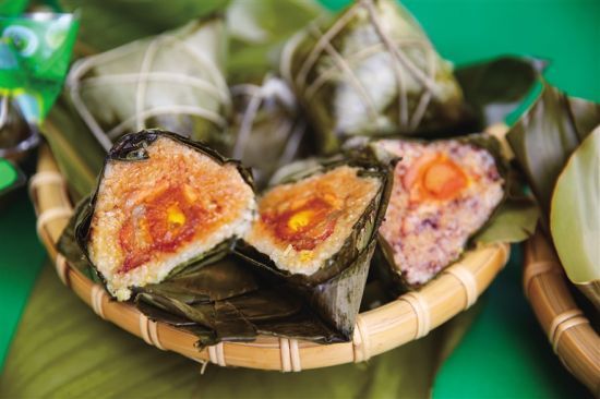 色澤誘人的粽子彰顯海南美食魅力。圖片來自海南日報