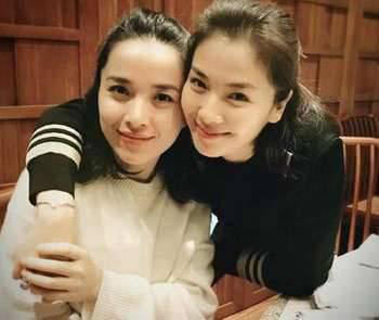 靳东妻子李佳凸肚平底鞋逛街被拍 老干部疑将