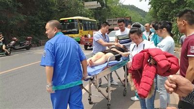 路遇女子晕倒 德阳两男子边救人边拍施救视频