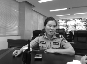 90米缓坡 彭州女辅警车流中弯腰帮老人推车上