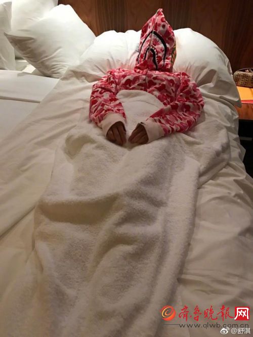 女星睡觉有奇招!舒淇睡觉防蚊粉红色奥特曼样