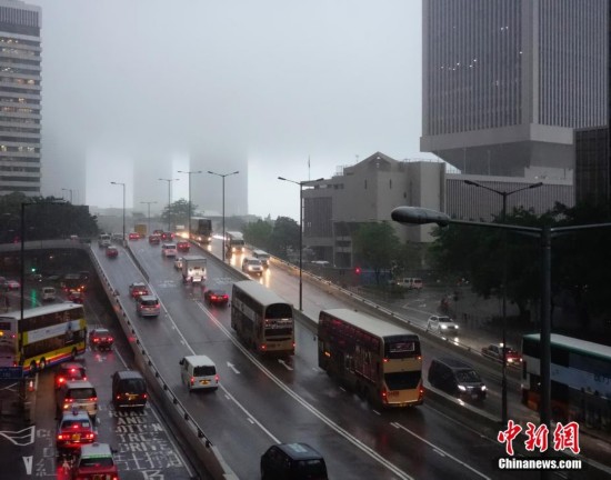 香港发出今年首个黑色暴雨警告信号