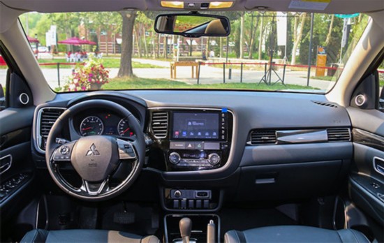 注重性价比 试驾广汽三菱欧蓝德荣耀版--人民网