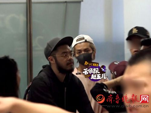 鹿晗机场遭大批疯狂粉丝围堵生扑欲冲出护栏