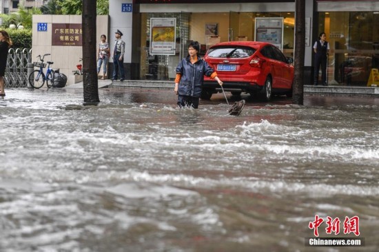 广州暴雨来袭 市区多处积水