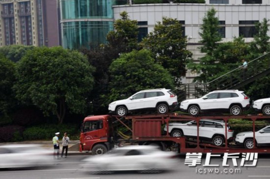 武汉司机欲酒驾 开30米的半挂车从长沙去重庆