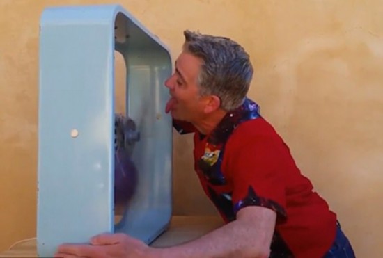 美男子用头和舌头停止风扇 网友疑为障眼法