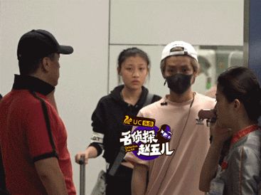 鹿晗机场遭大批疯狂粉丝围堵生扑欲冲出护栏