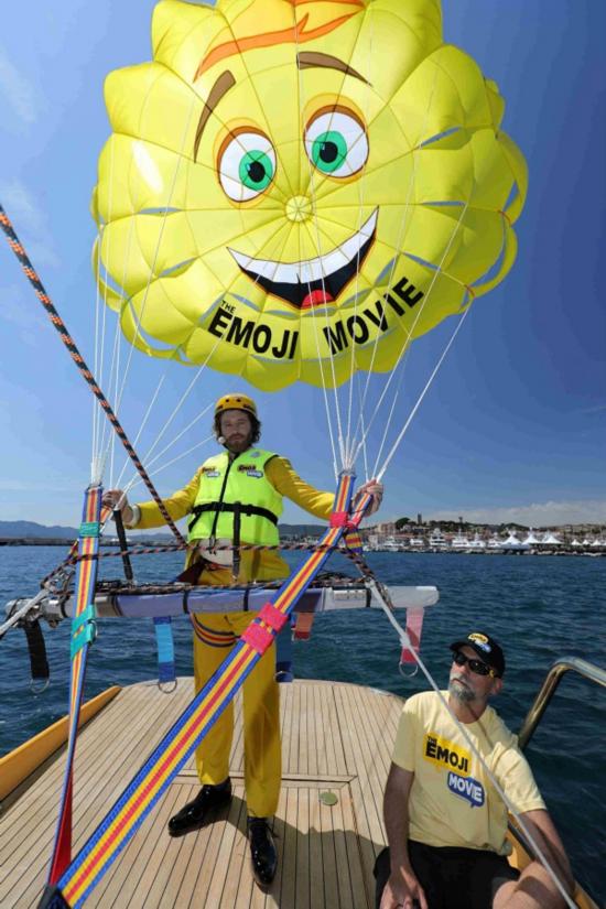 《表情奇幻冒险》配音演员t·j·米勒乘emoji表情降落伞空降活动