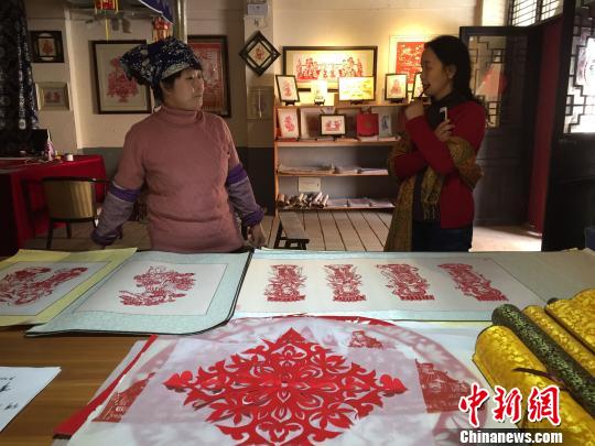 敦煌印象:农妇何克风的“指尖莫高窟”(图)