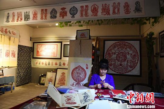 敦煌印象:农妇何克风的“指尖莫高窟”(图)