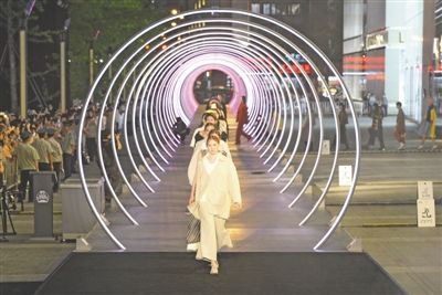 国际朋友圈!成都红星路三段也叫圣日耳曼大道