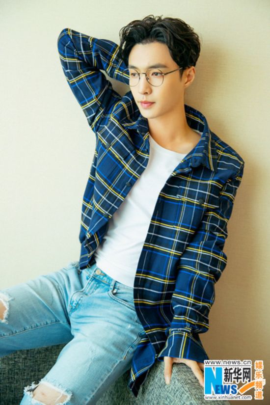 张艺兴新写真曝光 圆框眼镜中分发型变睿智文