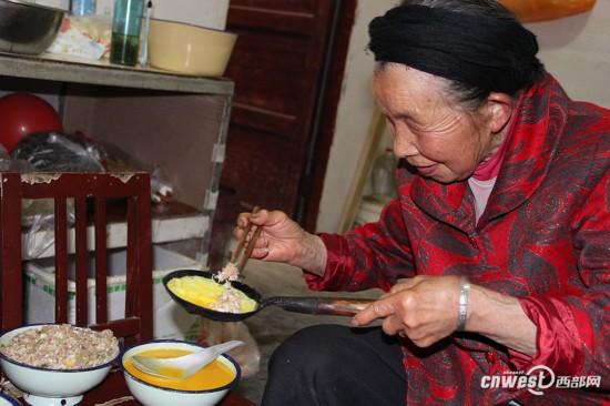 86岁老人爱做鸡蛋饺子 35秒做1个最多一天做