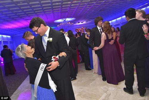 感人!17岁高中生邀癌症晚期外婆做自己舞会舞