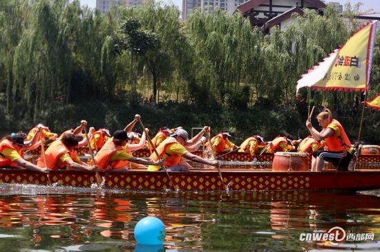 西安汉城湖龙舟节开幕 三支国际战队参赛