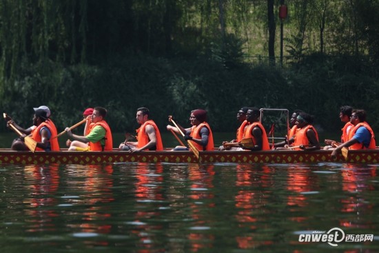 西安汉城湖龙舟节开幕 三支国际战队参赛