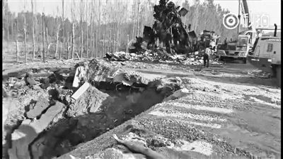 京台高速车祸4小时后爆燃 路面现数米深大坑