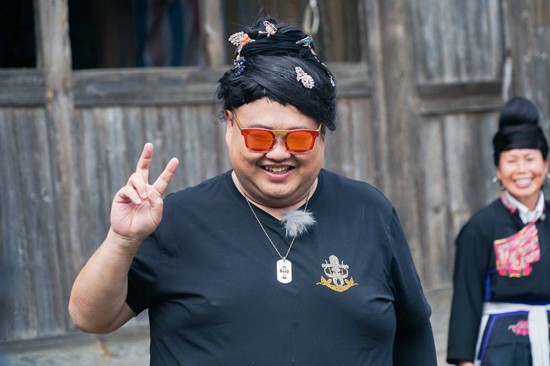 梳好凤尾头的孙越,满头毛躁,戴墨镜右手比v拍照.