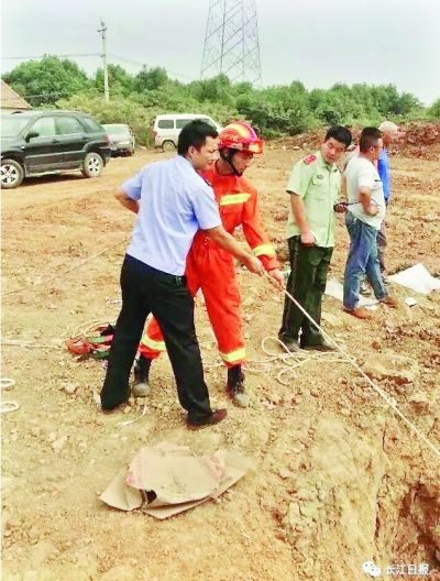 推土机坠入40米深坑 救援13小时司机仍遭不幸