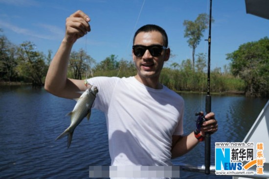 李光洁端午出行当导游 充当摄影师为团队拍照