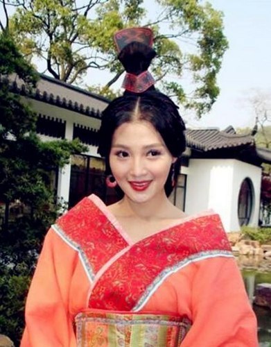 白庆琳这版昭君倒像是《粉红女郎》里的万人迷,浓妆艳抹,唇色亮红