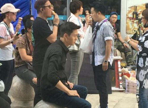 宝宝委屈!陈伟霆坐旁边一脸哀怨看著助理吃冰