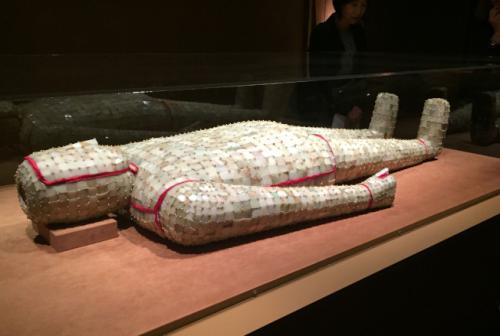 “楚王梦:玉衣与永生”, 展出玉质最好的金缕玉衣。(美国《世界日报》记者俞姝含/摄影)