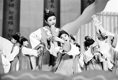 谷建芬《新学堂歌》新装亮相 少年持竹简齐唱