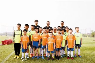 ——邀请天津市岳阳道小学足球队的小球员们做客天津权健足球俱乐部