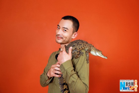 李光洁六一曝亲吻鳄鱼写真 面露微笑表情超暖