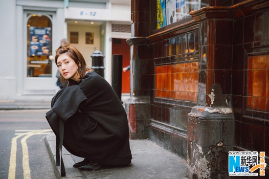 组图:江疏影曝玩趣写真 鬼马灵动少女感十足