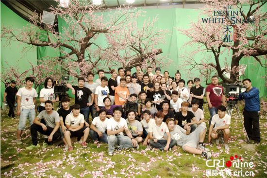 《白蛇传说》杀青 杨紫任嘉伦片场大玩鬼畜教