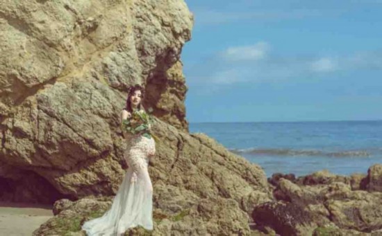 章龄之二胎孕期写真曝光四肢纤细 白纱长裙洋