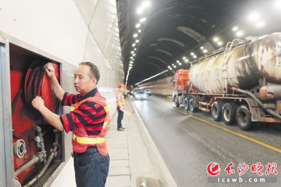 “最美公路人”21年巡查隧道 相当于绕地球一圈