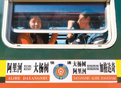 载着600余名考生的K5161次 高考专列 出发