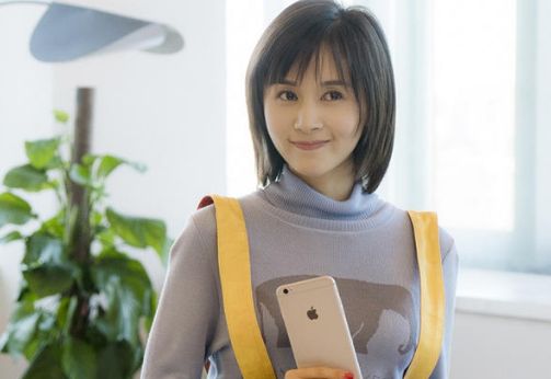 我们的曲妖精的发型也发生了一些改变,比上一季的短发要更短一些