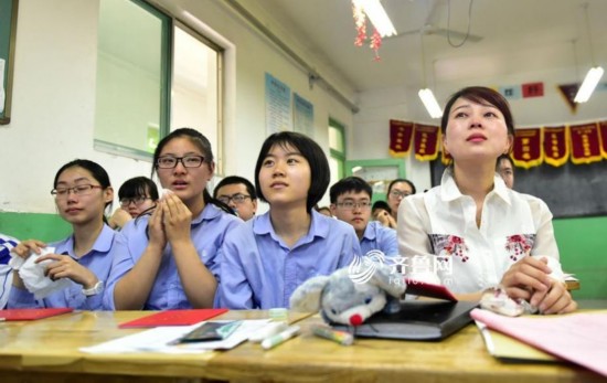 高考生 最后一课 颁发毕业证学生鞠躬敬恩师